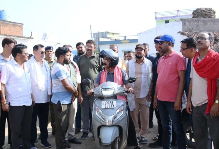 रायपुर : स्कूटी पर निकले उप मुख्यमंत्री अरुण साव, नगर भ्रमण कर विकास कार्यों का लिया जायजा