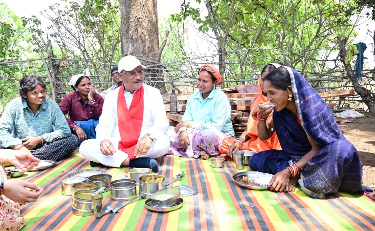 निर्माणाधीन पंचायत भवन के निरीक्षण के दौरान मुख्यमंत्री को श्रमिकों ने दिया भोजन का न्यौता: साथ बैठकर खाया बोरे बासी और आमा चटनी,