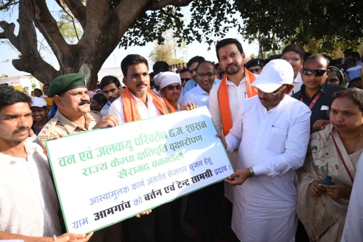 रायपुर : सुशासन तिहार: मुख्यमंत्री विष्णु देव साय ने समाज प्रमुख को सौंपा टेंट एवं बर्तन सामग्री, ग्राम आमगांव में बढ़ेगा रोजगार