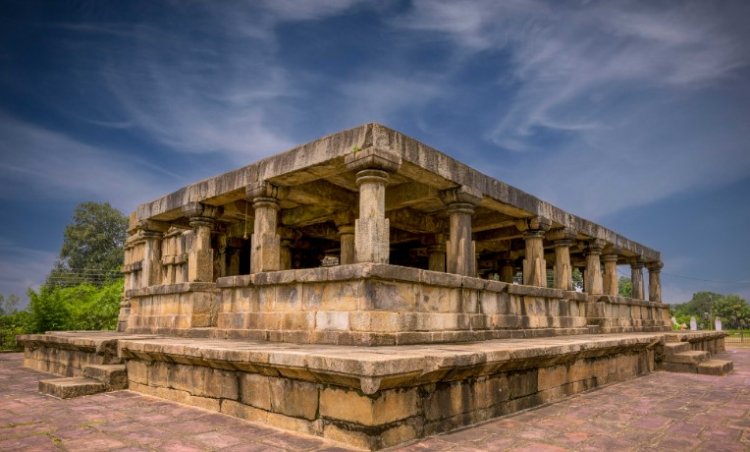 रायपुर : पत्थरों में उकेरी इतिहास की जीवंत गाथा : बारसूर का बत्तीसा मंदिर अद्भुत शिल्पकला का प्रतीक
