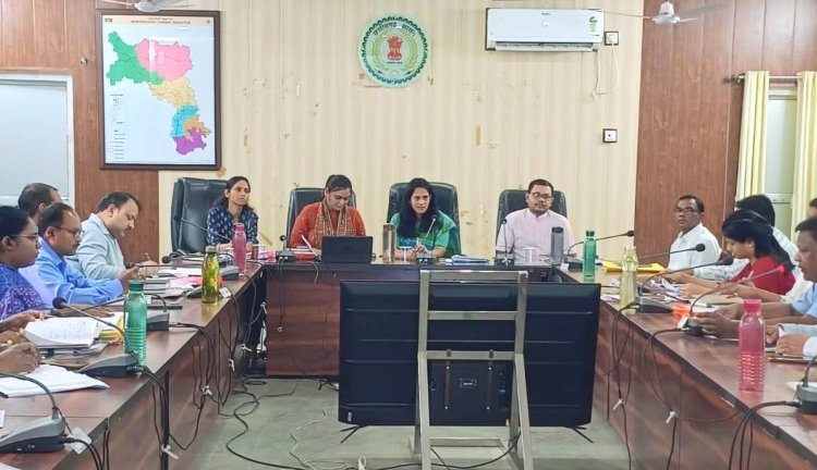 एमसीबी कलेक्टर संतन देवी जांगड़े का 'सुशासन' संकल्प: पदभार संभालते ही कड़े तेवर, पेंडिंग फाइलें देख अधिकारियों को दी चेतावनी,
