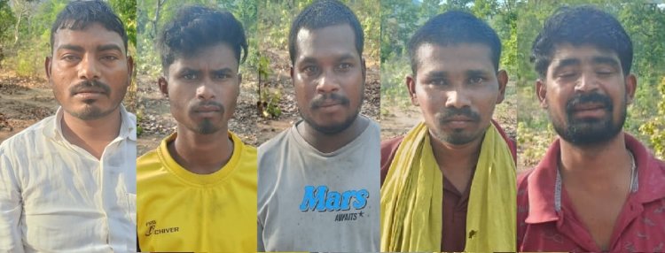 जंगल में जुआ खेल रहे 5 जुआड़ियों को चौकी कुदरगढ़ पुलिस ने किया गिरफ्तार।,