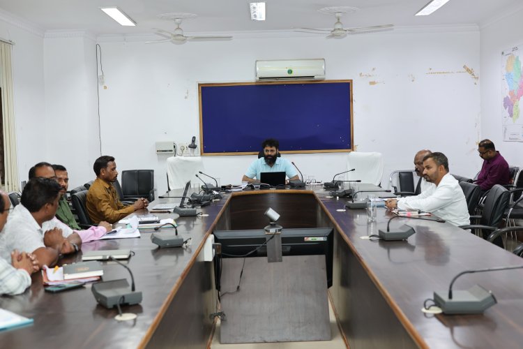 बरसात से पूर्व अधोसंरचना कार्यों में तेजी लाकर समय-सीमा में पूर्ण करें कार्य : कलेक्टर श्री रोहित व्यास,,,