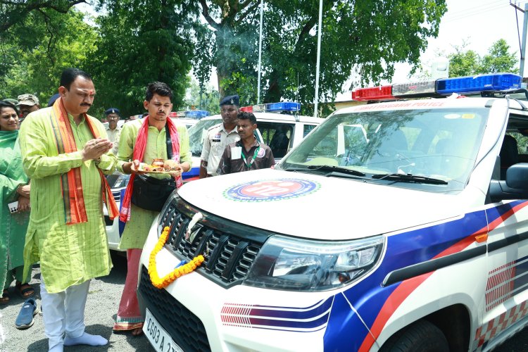एमसीबी जिले को मिली हाईटेक सुरक्षा कवच: स्वास्थ्य मंत्री श्याम बिहारी ने हरी झंडी दिखाकर किया ‘डायल 112’ के 8 नए वाहन हुए रवाना, अब आपात स्थिति में फौरन पहुंचेगी राहत,,,