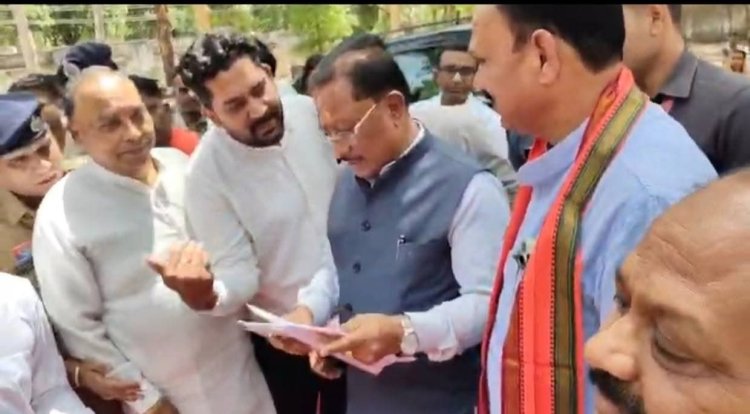 ब्लाक कांग्रेस कमेटी ने चिरमिरी के विकास एवं जनहित की मांगों को लेकर मुख्यमंत्री विष्णुदेव साय को चिरमिरी प्रवास के दौरान सौंपा ज्ञापन,,,