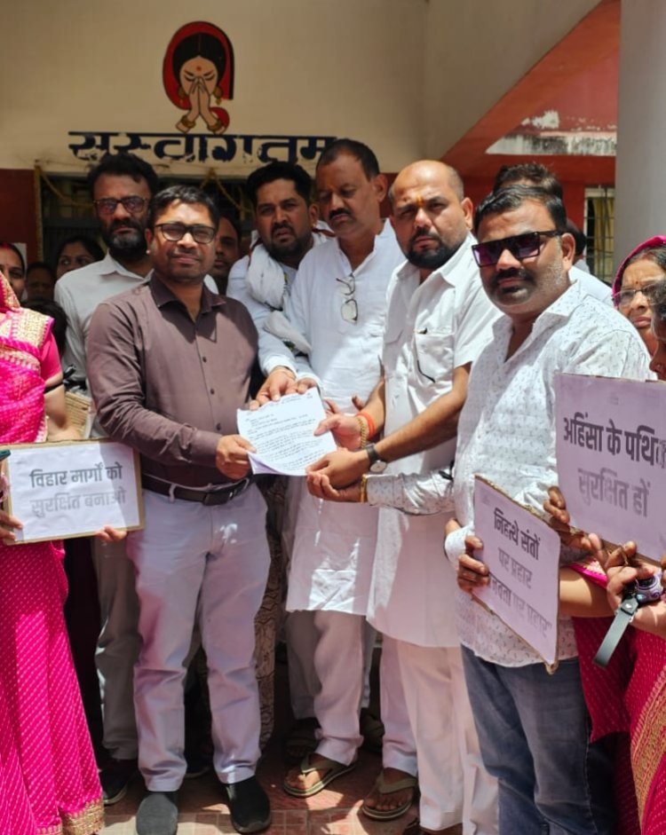 रीवा में जैन साध्वी की संदिग्ध सड़क दुर्घटना में हुई मृत्यु के विरोध में चिरमिरी में जैन समाज ने मौन जुलूस निकालकर एसडीएम को सौंपा ज्ञापन,,,