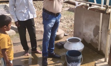 सुकड़ीगुहान में पेयजल की पर्याप्त व्यवस्था,  पेयजल के लिए स्थापित सोलर पंप, आयरन रिमुवल प्लांट से जुड़ी टंकी और गांव के दो बोरवेल में लगे मोटर पंप से मिल रहा पानी,,,