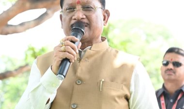 आम की छांव में मुख्यमंत्री की चौपाल : खाट पर बैठे, ग्रामीणों की सुनी बात, मौके पर दिए समाधान  