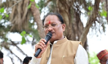 बरगद की छांव में सजी मुख्यमंत्री की चौपाल : सक्ती जिले के ग्राम ठठारी में ग्रामीणों से किया सीधा संवाद,