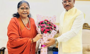 मुख्यमंत्री श्री विष्णु देव साय से राष्ट्रीय पिछड़ा वर्ग आयोग की अध्यक्ष साध्वी निरंजन ज्योति ने की सौजन्य भेंट,