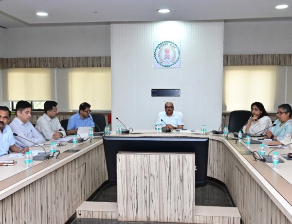 मुख्य सचिव ने सीएम हेल्पलाइन में संवेदनशीलता से काम करने के दिए निर्देश,मुख्य सचिव ने ली उच्च स्तरीय बैठक,,,