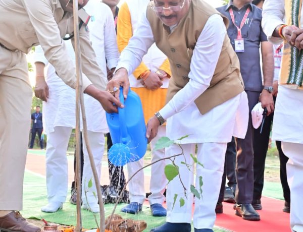 मुख्यमंत्री श्री विष्णु देव साय ने ‘एक पेड़ मां के नाम’ अभियान के तहत किया पीपल का पौधारोपण,