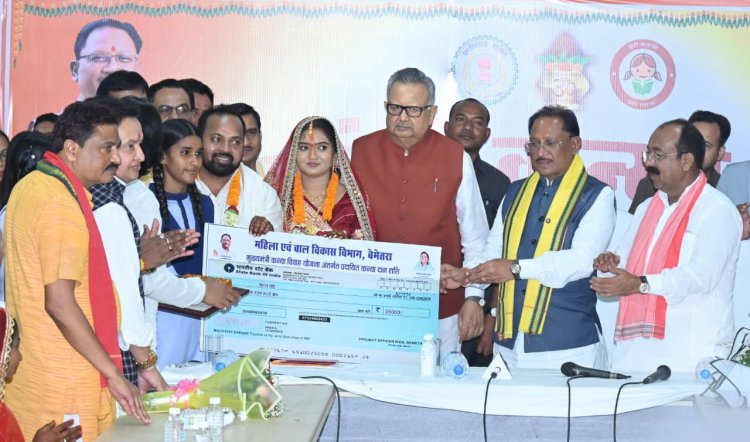 मुख्यमंत्री कन्या विवाह योजना सामाजिक समरसता, सादगी और सांस्कृतिक मूल्यों को सशक्त कर रही : मुख्यमंत्री विष्णुदेव साय,  बेमेतरा में सामूहिक विवाह समारोह में शामिल हुए मुख्यमंत्री, नवदंपतियों को दिया आशीर्वाद,