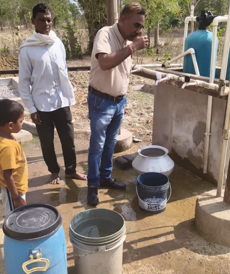 सुकड़ीगुहान में पेयजल की पर्याप्त व्यवस्था,  पेयजल के लिए स्थापित सोलर पंप, आयरन रिमुवल प्लांट से जुड़ी टंकी और गांव के दो बोरवेल में लगे मोटर पंप से मिल रहा पानी,,,