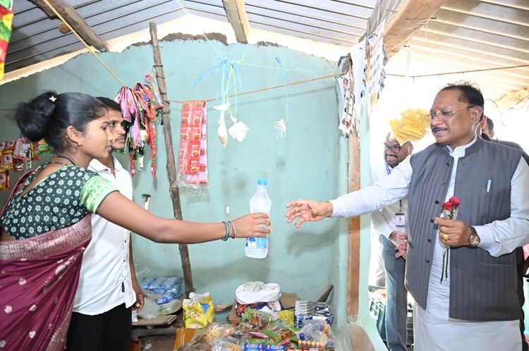 जब मुख्यमंत्री रुके एक छोटी-सी किराना दुकान पर... और सामने थी बदलाव की बड़ी कहानी,,,