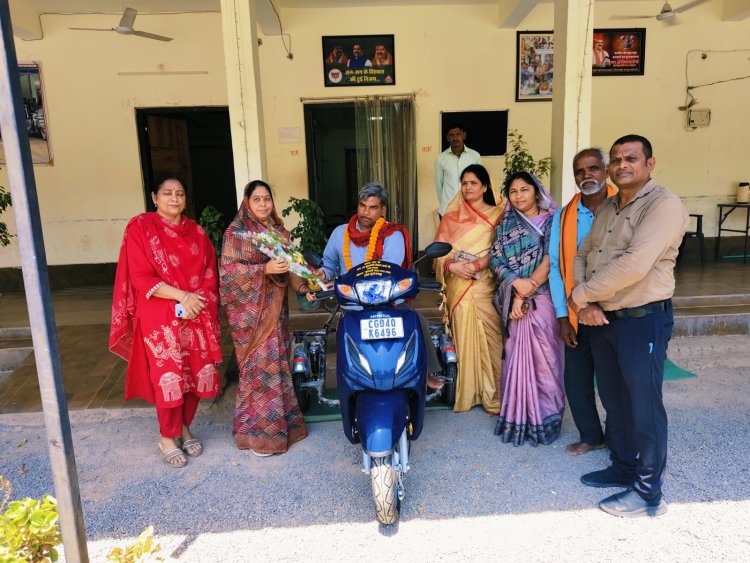 उप मुख्यमंत्री श्री विजय शर्मा के प्रयासों से दिव्यांगजन बने आत्मनिर्भर, धनीराम पटेल को मिली पेट्रोल चलित स्कूटी,