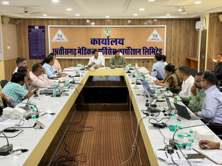 रायपुर : स्वास्थ्य संस्थानों को बेहतर सुविधाएं देने के लिए कार्यों में तेजी और गुणवत्ता पर जोर