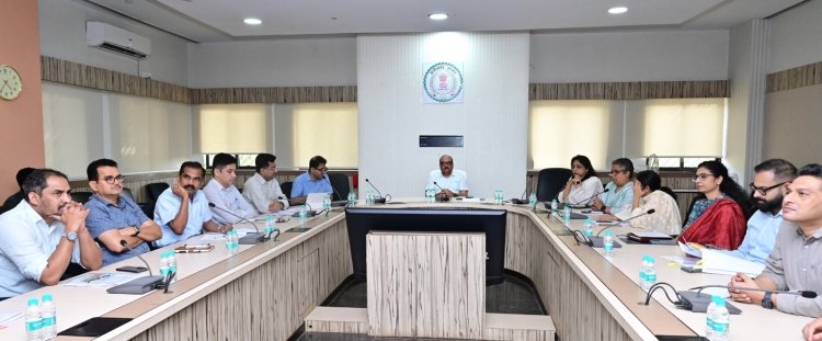 मुख्य सचिव ने सीएम हेल्पलाइन में संवेदनशीलता से काम करने के दिए निर्देश,मुख्य सचिव ने ली उच्च स्तरीय बैठक,,,