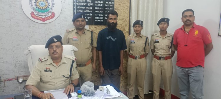 गोदरीपारा के घर में चल रहा था अवैध महुआ शराब का कारोबार, चिरमिरी पुलिस ने 49 लीटर शराब के साथ आरोपी को किया गिरफ्तार,